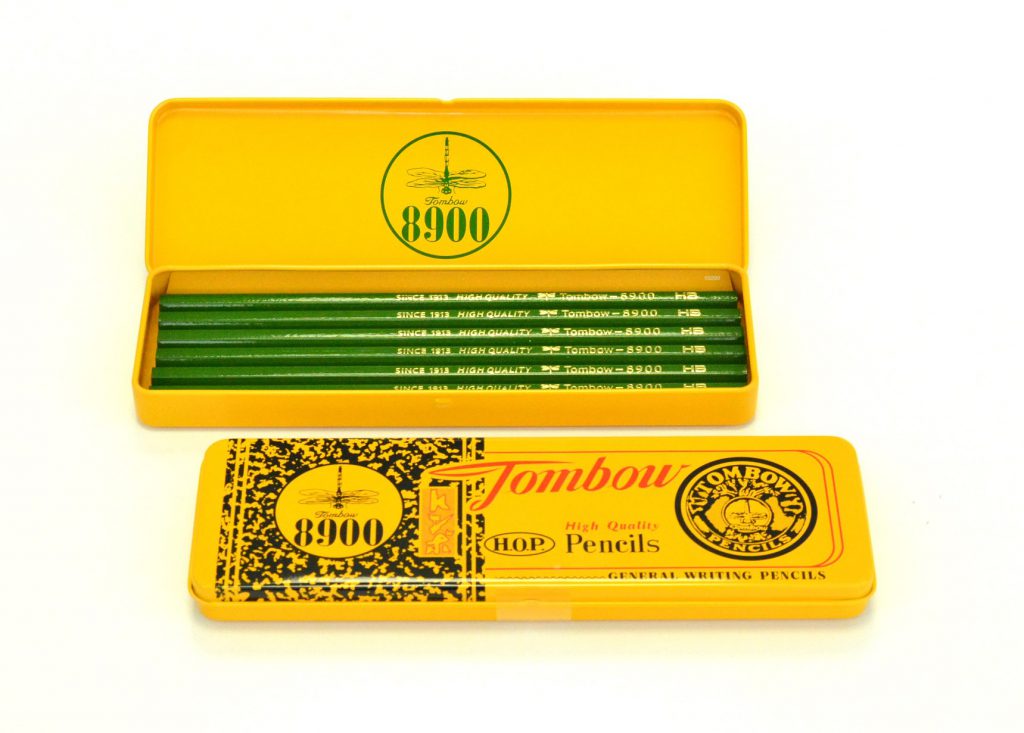 鉛筆「8900番」が黄色いダース箱になって70年 「缶ペンケース付き70 